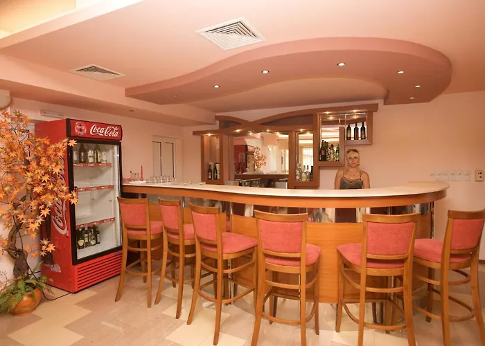 Ξενοδοχείο семеен елена палас 2*