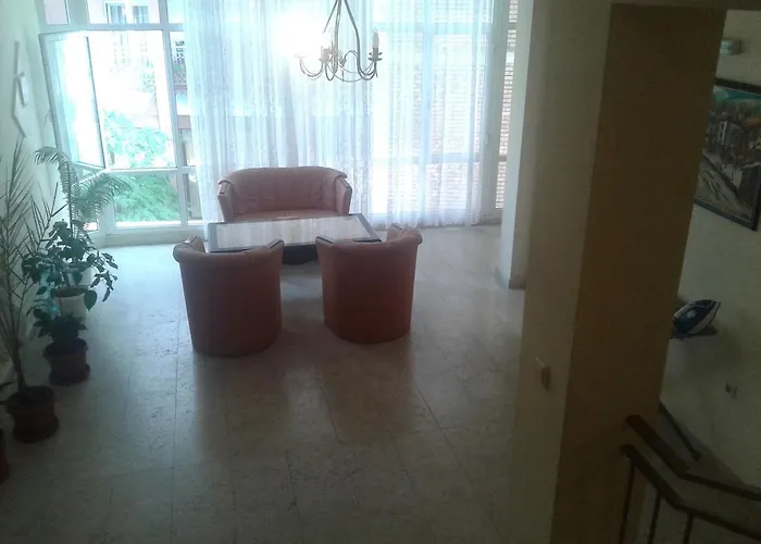 семеен елена палас Νεσέμπαρ